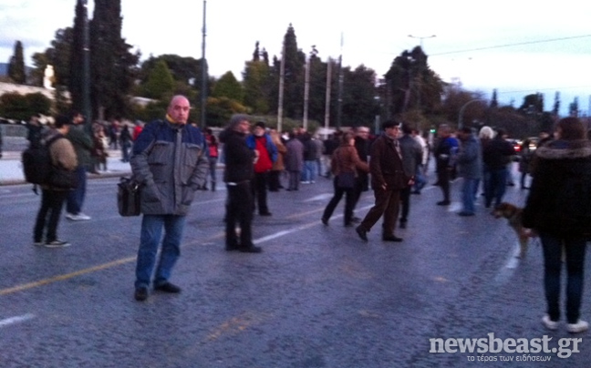 Άρχισε να συγκεντρώνεται ο κόσμος στο Σύνταγμα