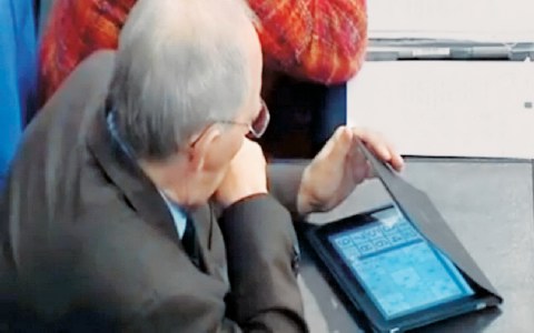 Στην ψηφοφορία για την Ελλάδα ο Σόιμπλε έλυνε… sudoku!