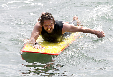 Ο Gerard Butler «δαμάζει» τα κύματα