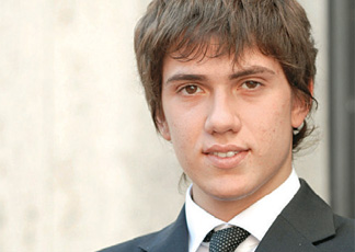 Το μήλο έπεσε κάτω από τη μηλιά