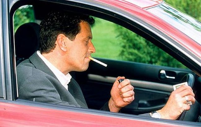 Πρόστιμα για οδηγούς καπνιστές με συνεπιβάτες παιδιά
