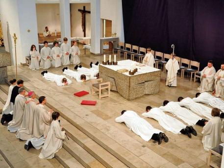 Άντρες παρατάνε την καριέρα τους για να γίνουν ιερείς