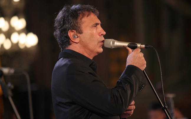 Ο Γιώργος Νταλάρας τραγουδά Κουγιουμτζή στην Ακτή Πειραιώς