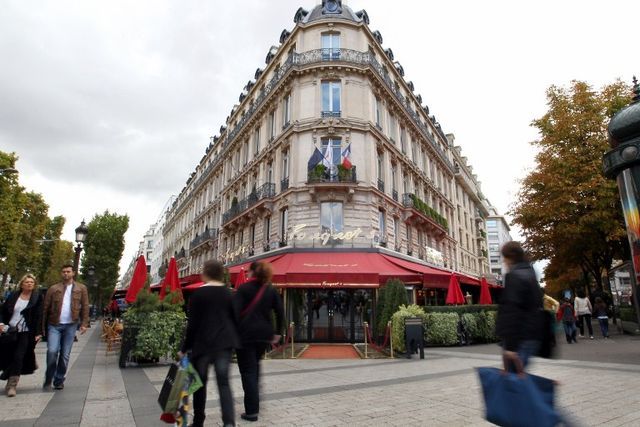 Άνεργοι εισέβαλαν σε πολυτελές εστιατόριο στο Παρίσι