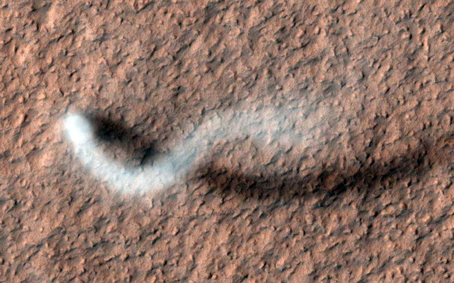 Ισχυρός κονιορτοστρόβιλος στην επιφάνεια του Άρη