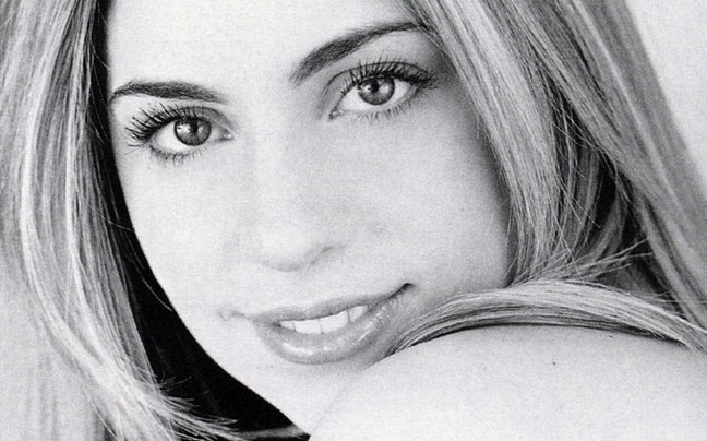 Ανανωρίζετε την κοπέλα της φωτογραφίας;