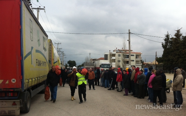 Περιμένουν στο κρύο για ένα σακί πατάτες