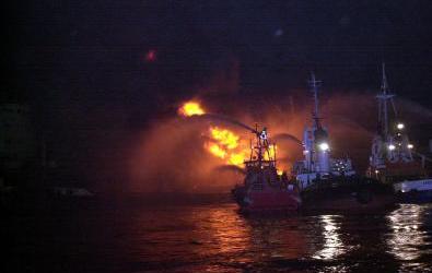 Φωτιά στο κατάστρωμα πλοίου στον Πειραιά