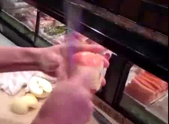 Πώς να καθαρίσετε ένα μήλο σε ελάχιστα δευτερόλεπτα