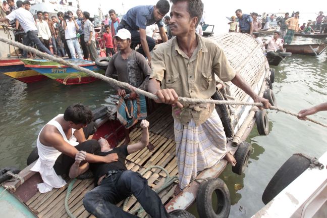 Στους 66 οι νεκροί από το ναυάγιο στο Μπαγκλαντές