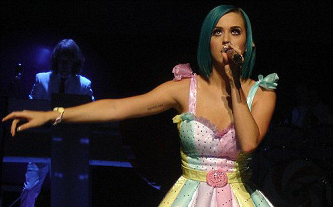 Η Katy Perry ντύθηκε… ουράνιο τόξο!