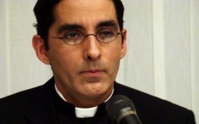 Ιερέας αρνήθηκε να προσφέρει Θεία Κοινωνία σε ομοφυλόφιλη