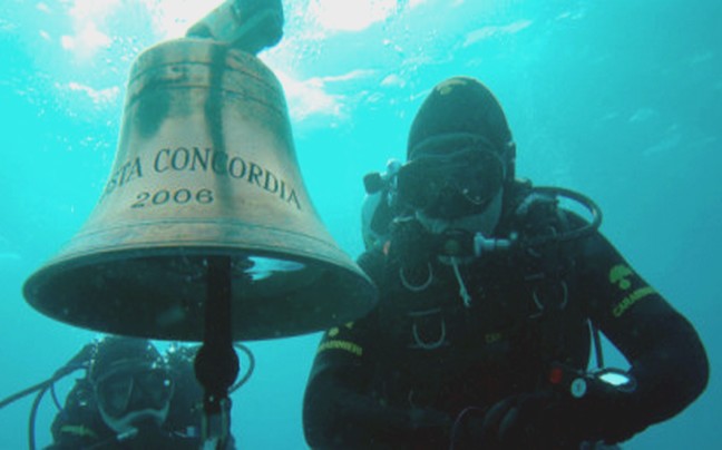 Υποβρύχιοι-κλέφτες πήραν την καμπάνα του Concordia