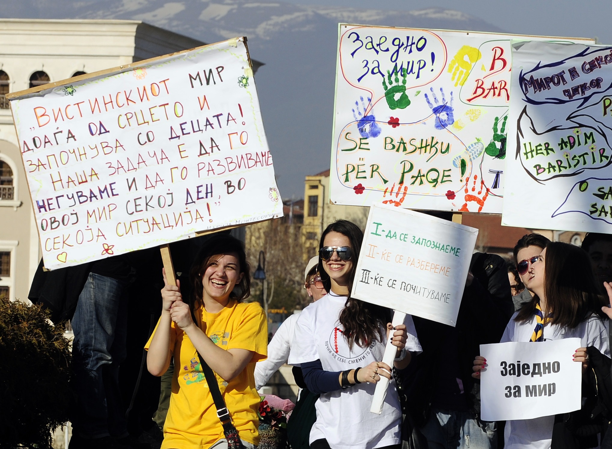 Διαδήλωσαν υπέρ της ειρήνης στα Σκόπια