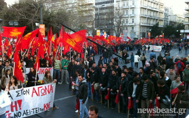 Ξεκίνησε η ομιλία της Παπαρήγα στο Σύνταγμα