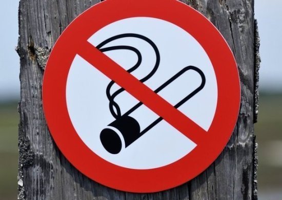 Θα απαγορεύσουν το κάπνισμα και στο δρόμο