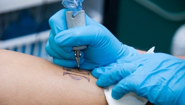 Μαγνητικό τατουάζ θα «δονείται» μαζί με το κινητό τηλέφωνο