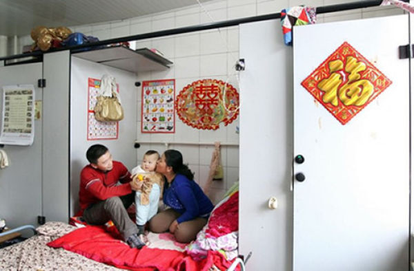 Οικογένεια στην Κίνα ζει σε εγκαταλελειμμένη τουαλέτα
