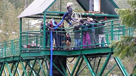 Bunjee jumping με αναπηρικό αμαξίδιο