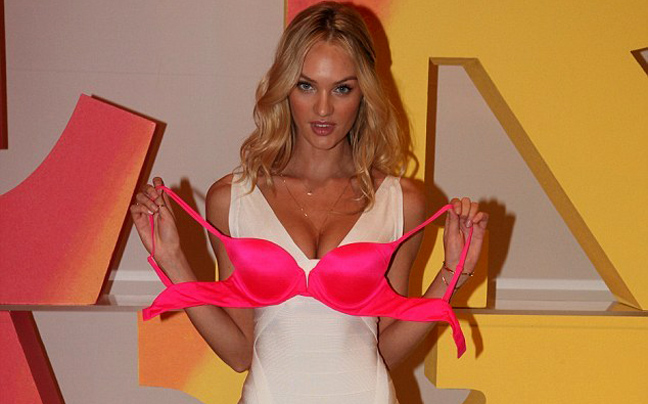 Η Candice Swanepoel με το σουτιέν… στο χέρι