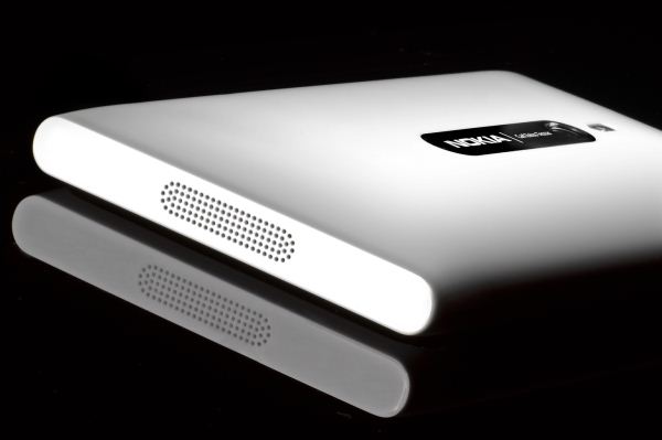 Το Nokia Lumia 800 σε λευκό χρώμα
