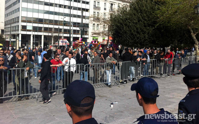 Υποδοχή με συνθήματα για τους επισήμους στο Σύνταγμα