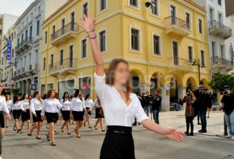 Έστρεψαν την ανοιχτή παλάμη τους στην εξέδρα των επισήμων