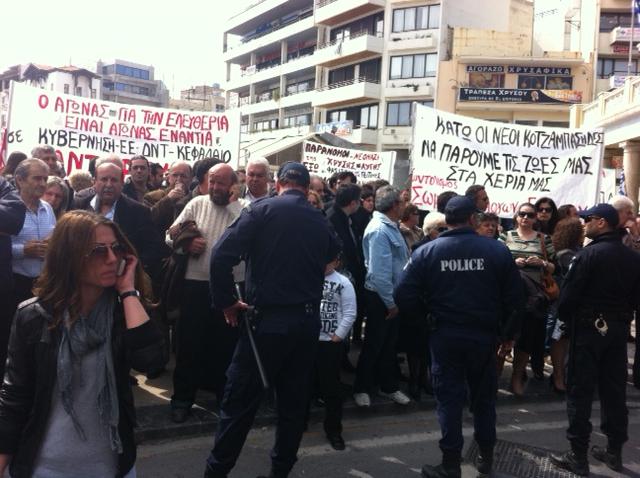 Διακόπηκε η παρέλαση στο Ηράκλειο