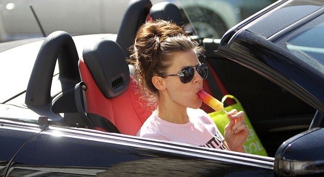 Η Imogen Thomas… δροσίζεται
