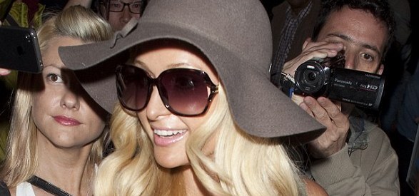 Η Paris Hilton και το βαθύ της ντεκολτέ