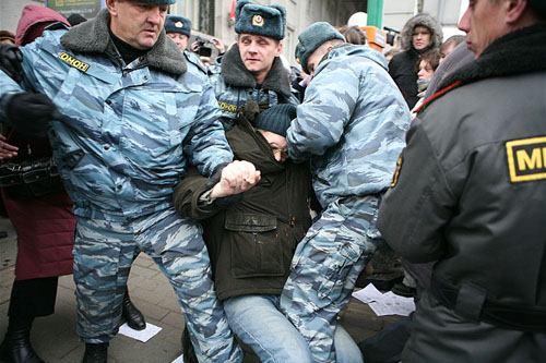 Απίστευτη βιαιότητα από ρώσους αστυνομικούς