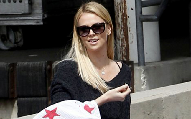 Η πρώτη βόλτα της Charlize Theron με τον γιο της