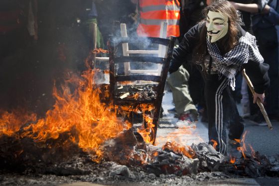 Αστυνομικοί απώθησαν διαδηλωτές με πλαστικές σφαίρες