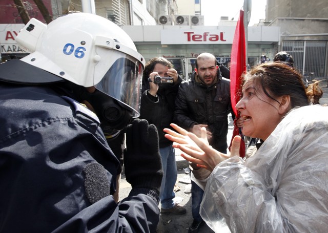 Δακρυγόνα και αντλίες νερού στην Άγκυρα