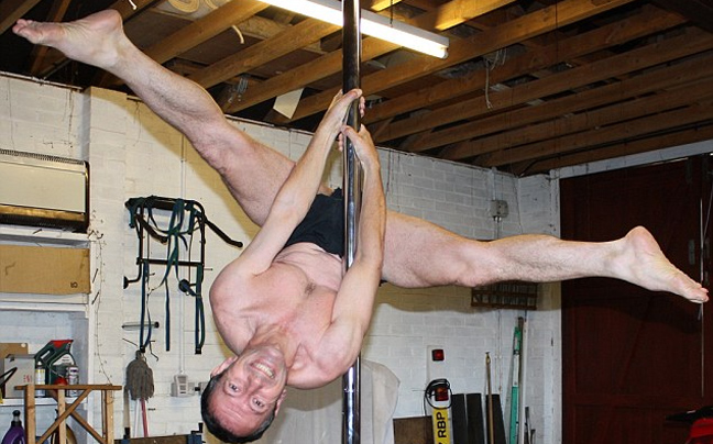 Ένας 53χρονος pole dancer… τα δίνει όλα!