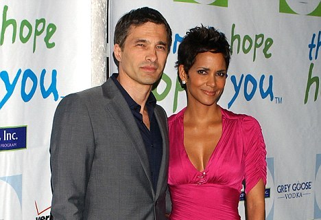 Η Halle Berry είναι αρραβωνιασμένη και δεν το κρύβει