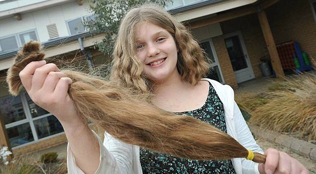 Ανήλικη χάρισε τα μαλλιά της σε φιλανθρωπική οργάνωση