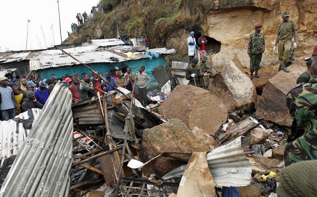 Βράχοι καταπλακώνουν σπίτια στην Κένυα