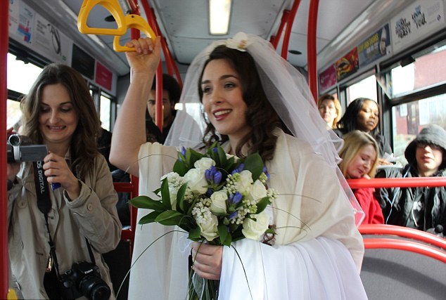 Νύφη πήγε στην εκκλησία με το λεωφορείο