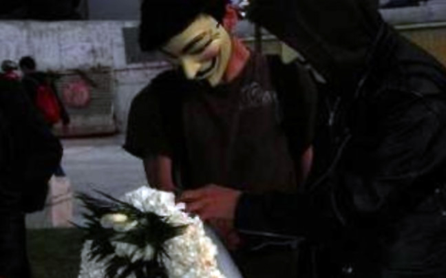 Οι Anonymous τίμησαν με στεφάνι τον 77χρονο