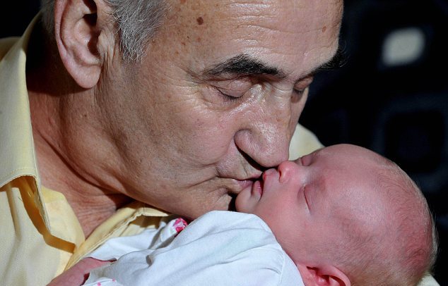 Έγινε πατέρας στα 67 του χάρη σε κατεψυγμένο σπέρμα