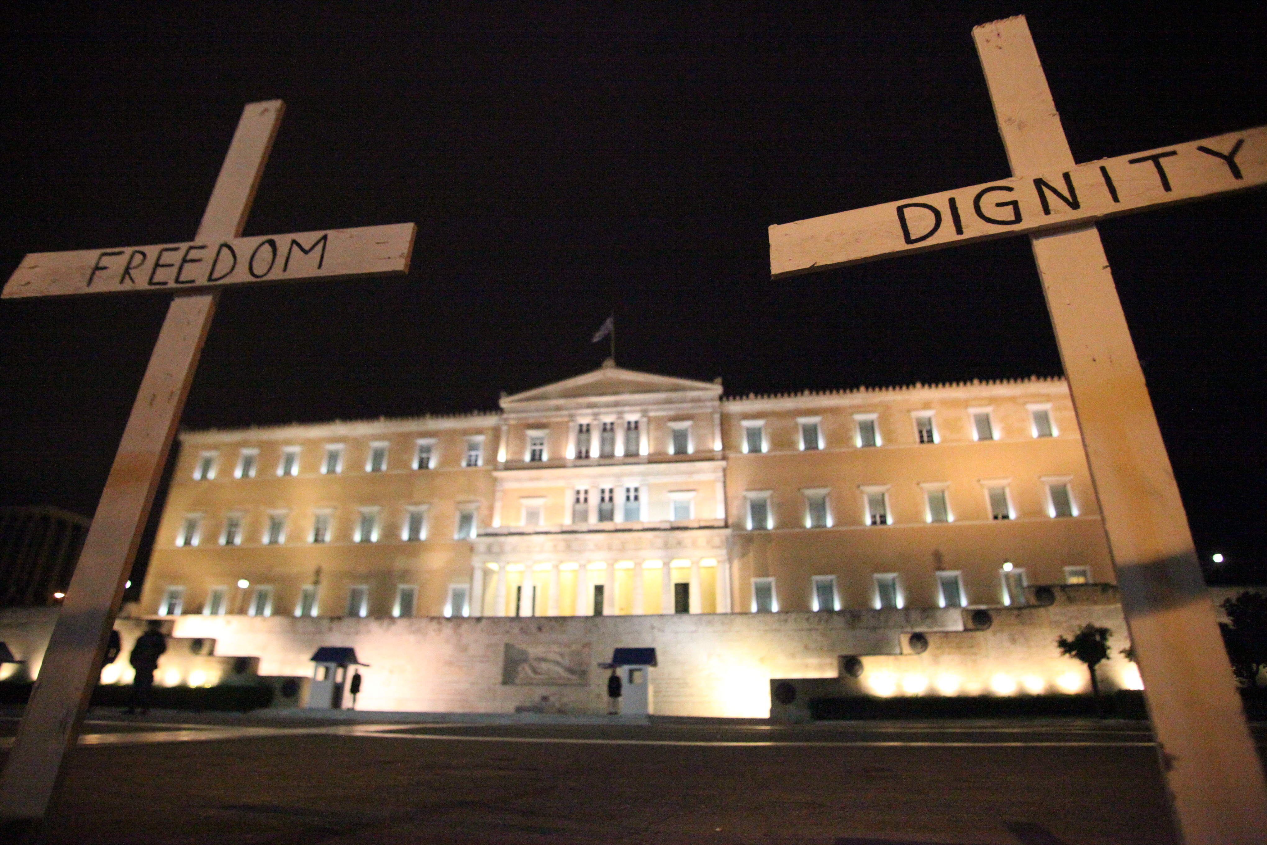 Τοποθέτησαν σταυρούς έξω από τη Βουλή