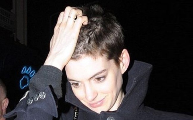 Η Anne Hathaway με «αγορίστικο» κούρεμα