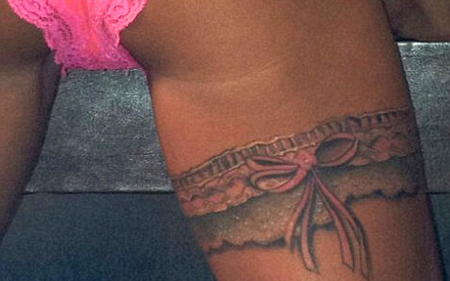 Σε ποια ανήκει το τατουάζ-καλτσοδέτα&#8230;
