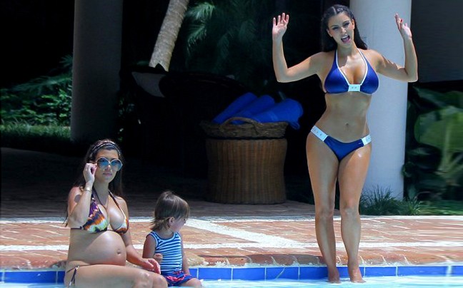 Οι «θανατηφόρες» καμπύλες της Kim Kardashian