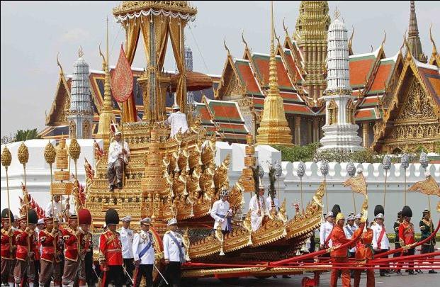 Η σπάνια δημόσια εμφάνιση του βασιλιά της Ταϊλάνδης