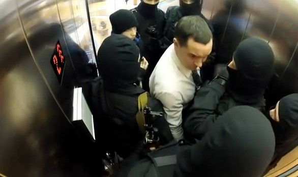 Στο ασανσέρ με τις ειδικές δυνάμεις της αστυνομίας