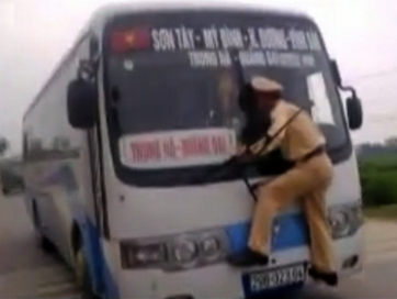 Αστυνομικός γαντζώθηκε σε παρμπρίζ λεωφορείου