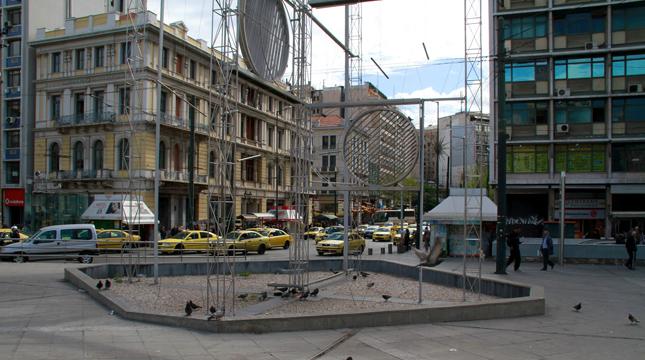 Μετ’ εμποδίων η κίνηση των οχημάτων στην Ομόνοια