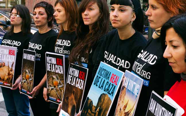 Διαδήλωση ακτιβιστών έξω από το νοσοκομείο όπου νοσηλεύεται ο Χουαν Κάρλος